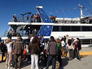 Turistas esperando para zarpar en el catamarán Regina Australe para hacer paseos náuticos de tres horas por el golfo.