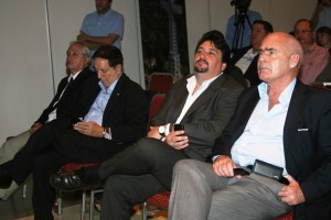 El Ministro de Turismo de la Nación, Enrique Meyer junto al gobernador de la provincia de Misiones, Maurice Closs durante la presentación del Plan Conectar en iguazú