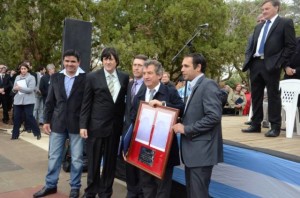 El Gobernador Sergio Urribarri recibe del Intendente Martínez la declaración del H.C.D.