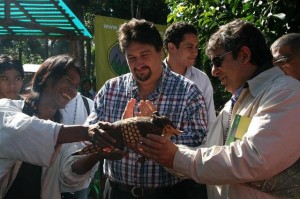 Gobernador Closs y el Intendente de Puerto Iguazú, Marcelo Sanchez recibiendo una artesanía.