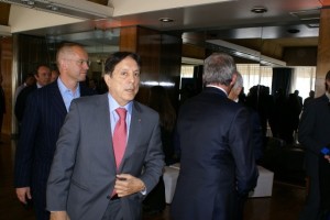 Oscar Ghezzi, Presidente de la Cámara Argentina de Turismo llegando a la presentación del evento internacional.