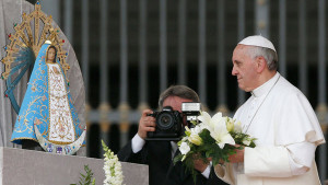 El Papa Francisco frente a la imagen de la Virgen de Luján.