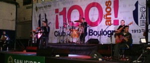 Con sus músicos en el escenario de Boulogne, San Isidro.