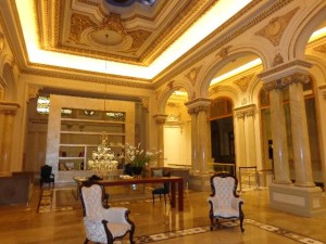 Hall principal del Sofitel Hotel-Casino & Spa Carrasco.