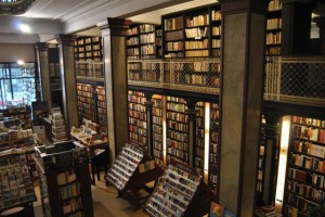 Interior de la librería "Puro Verso".