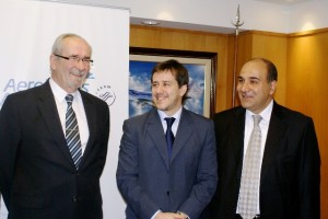 El presidente del Incucai, Carlos Alberto Soratti, el titular de Aerolíneas Argentinas, Mariano Recalde_ y el Ministro de Salud, Juan Manzur_ firmaron un importante acuerdo de tra.