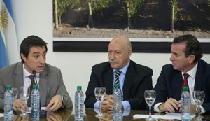 Espina, Ciácera y el Gobernador "Paco" Perez en la firma del plan estrategico turismo.