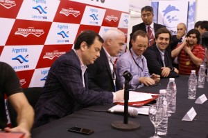 Zamora, Meyer y Alonso de Dorna sellan el acuerdo para la llegada de MotoGP por tres años.