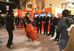 El ministro Meyer, Ricardo Sosa y Bernardo Abruzzesse del Gobierno de Santiago del Estero miran atentamente a los bailarines santiagueños.