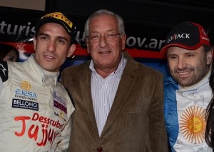 Fellner junto a los pilotos Marcos Di Palma y Federrico Moises.