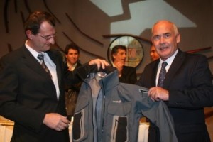 El presidente de Ansilta, Alberto Graffigna, hizo entrega de una campera con la marca registrada al ministro de Turismo de la Nación, Enrique Meyer.