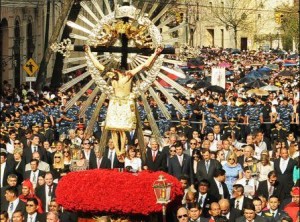 Solemnidad del Señor del Milagro_ una multitudinaria procesión en su honor, en donde peregrinos y fieles participan con gran devoción.