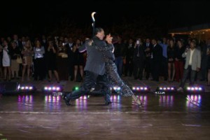 Tango, vino y empanadas como agazajo a los presentes.