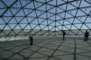 Torre TV Digital tiene dos cúpulas de cristal, una a 80 metros del suelo, y otra a 60m, que es una galería donde se expone un modelo de ciudad.