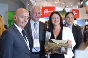 El secretario de Turismo de la Nación, Daniel Aguilera, junto a la ministra de turismo de Francia, Silvye Pinel; el presidente de la Cámara Argentina de Turismo, Oscar Ghezzi, y el asesor del Ministerio de Turismo de la Nación en Francia, Carlos Feeney, durante la Feria de Turismo Top Resa 2013.  