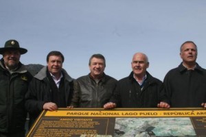 Carlos Corvalán, Alberto Weretilneck, Norberto Yahuar, Enrique Meyer y Martín Buzzi en Lago Puelo.