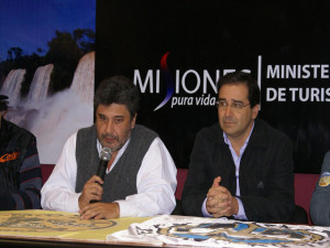 El subsecretario de Marketing y Promoción, Jorge Posdeley y el intendente de Dos de Mayo, José Luis Garay en la presentación del evento en Posadas.