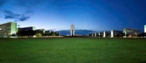 Explanada dos Ministerios. La emblemática arquitectura concebida por Oscar Niemeyer es una invitación a la contemplación cívica que el espacio representa para Brasilia.
