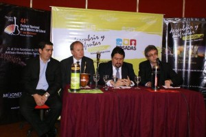 José María Arrúa, Horacio Blodek, Gobernador Maurice Closs y Oscar De Giusti en la presentación de Posadas en Fit.