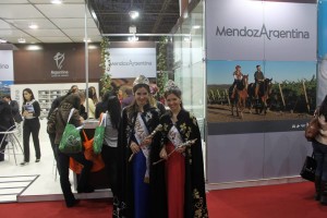 Las soberanas vendimiales, Candela Berbel y Nadia González, suman belleza y encanto al stand de la Provincia de Mendoza.