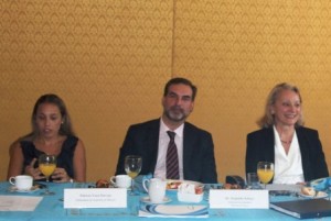 Lic Carlina Bustos (Embajada Argentina), Dr. Alejandro Schiavi y Lic. Beatriz Paglieri en la presentación de Argentina como destino de inversión en Turismo.