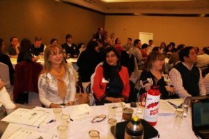 Patricia Duran de Cuenca del Plata Turismo de Puerto Iguazú presente en el Foro en Resistencia.Como siempre, el mate no falta.