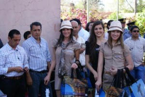Promotoras del Ministerio de Turismo de Misiones entregando material de la nueva marca “Misiones Maravilla Natural”.