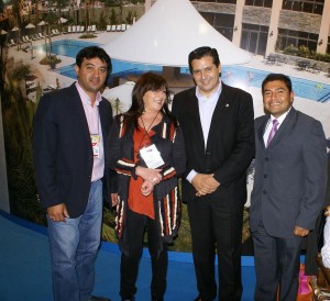Raúl Gutiérrez, Claudia Mera, Ricardo Sosa, y Emilio Sosa en el stand de Santiago del Estero en FIT.