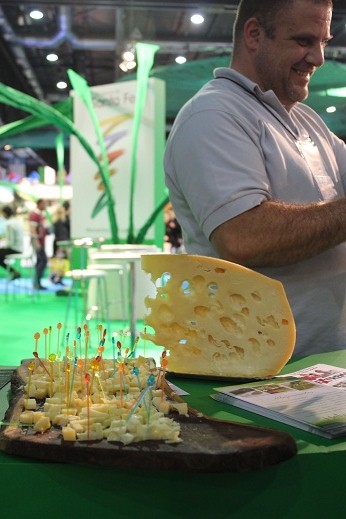 En el stand se ofrecen degustaciones.