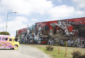 El mural “El regreso de Quinquela”, se ubica en Barracas sobre la calle Pedro de Mendoza y San Antonio.