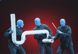 Sos parte del espectáculo de Blue Man Group desde el momento que entras al teatro.