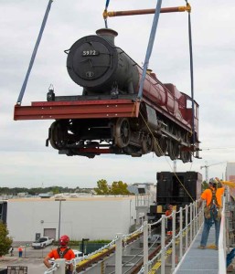 Universal Orlando colocó la emblemática locomotora en los rieles que une a los dos parques temáticos.