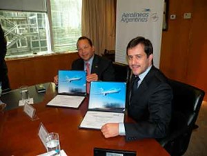 Van Rex Gallard, vice presidente de Ventas para Latinoamérica, Africa y el Caribe de Boeing Commercial Airplanes y Mariano Recalde, Presidente de AR.