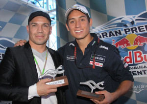 El piloto Ezequiel Iturrioz y el boxeador Sergio "Maravilla" Martinez exhiben la Marca País durante la presentación del Gran Premio Red Bull de la República Argentina 2014.