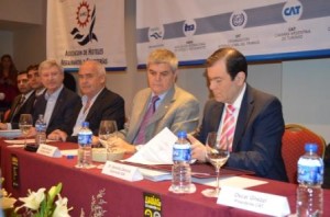 Ministro de Turismo de la Naciòn, Enrique Meyer, Presidente de FEHGRA, Roberto Brunello, y Gobernador Gerardo Zamora firmando el acuerdo.