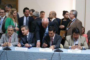 Ministros Julio De Vido, Agustín Rossi y Enrique Meyer con los Gobernadores de Salta, Juan Urtubey y de Misiones, Maurice Closs.