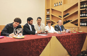 Momentos de la firma del convenio entre el Ministerio de Turismo de Salta y la cámara hotelera y otros interesados.