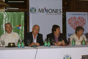 Sergio Bikauskas, Intendente de PN.Iguazú; Ministro Enrique Meyer; Gobernador Maurice Closs e Intendente Marcelo Sánchez durante el evento.