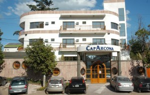 Caparcona se ubica sobre la Av. 1, entre los Paseos 117 y 118.