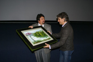 El gobernador de la provincia de Misiones, Maurice Closs entregando un presente misionero al actor y padrino del festival, Pablo Echarri.