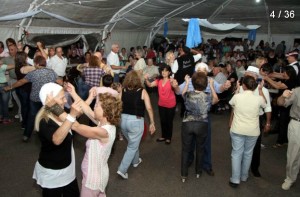 La gente disfruta de las diversas activiaddes del festival en Olavarria.