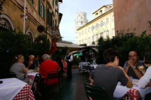 La pizzeria La Buca está en el fondo de un callejón que da frente a la torre de Pisa.