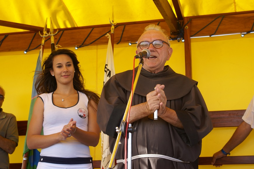 El Padre Pascual bendice el nuevo palco de animadores.