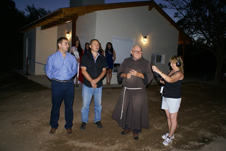 Facundo Castelli, Hugo Ruesga y el Padre Pacual en momentos de la bendición de la casa del profesional de Golf.