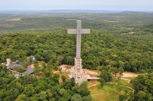 El Parque Temático de la Cruz se encuentra sobre el cerro Santa Ana, a 360 metros de altura sobre el nivel del mar. 