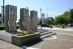 Apenas se instaló el poblado Vuelta Fermosa -Hermosa en castellano antiguo- llegaron familias italianas y austríacas. Son homenajeadas en el Monumento a los Inmigrantes.