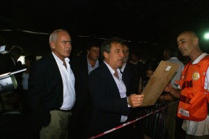 El ministro Meyer y el Gobernador Urribarri hablando con los artesanos.