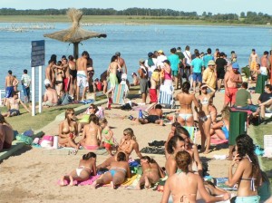 En Carhué durante el verano, miles de turistas aprovechan las playas y los balnearios.