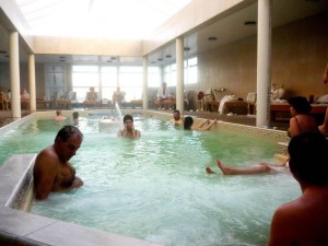 Los hoteles ofrecen servicios tan variados como piscina y baños termales.