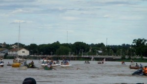 Decenas de embarcaciones acompañan la llegada de quien resultara finalmente ganador de la competencia, el ruso Ivan Afanevich.